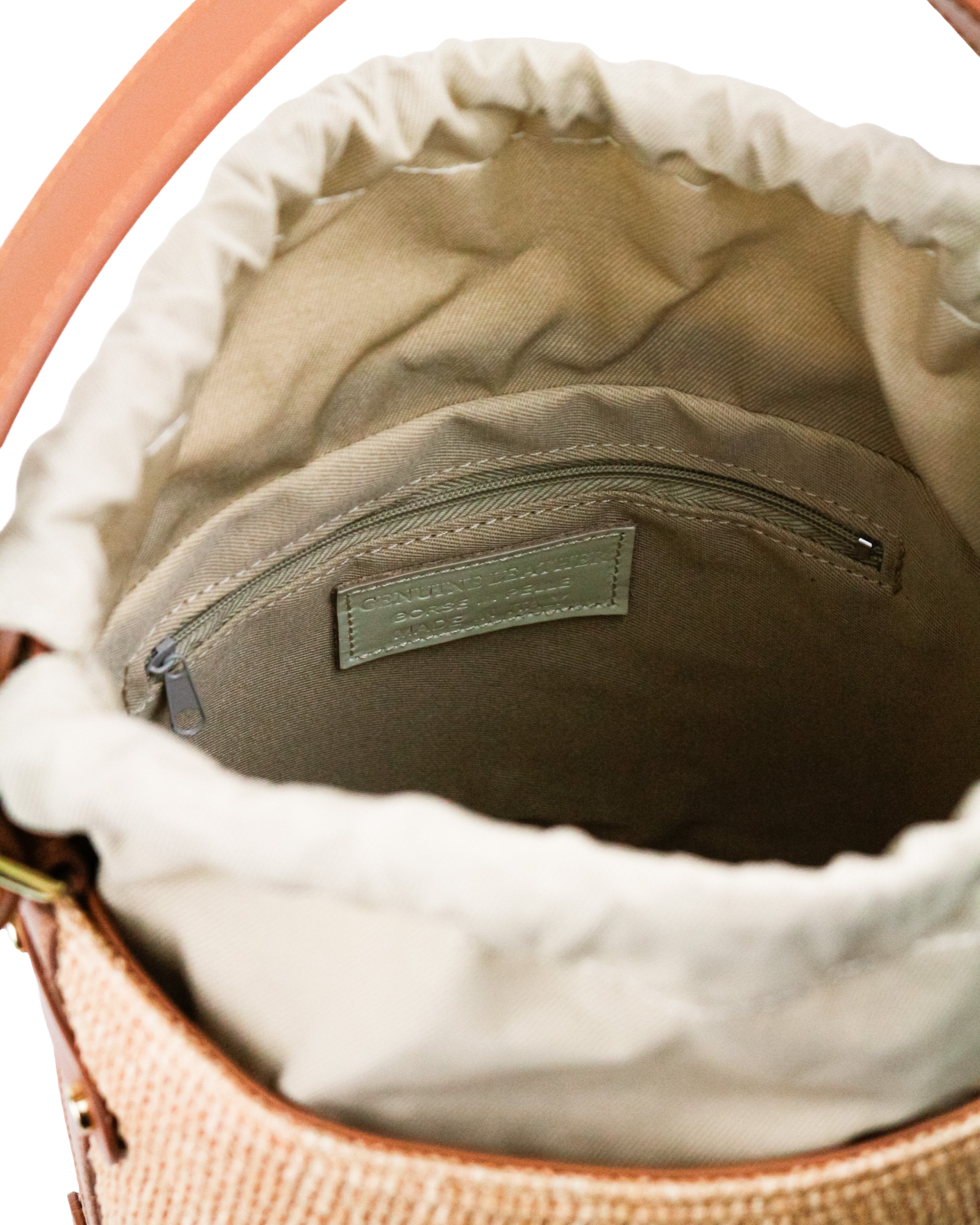 Interior view of the Raffia handbag La Raccolta showcasing its spacious design and zipper pocket.